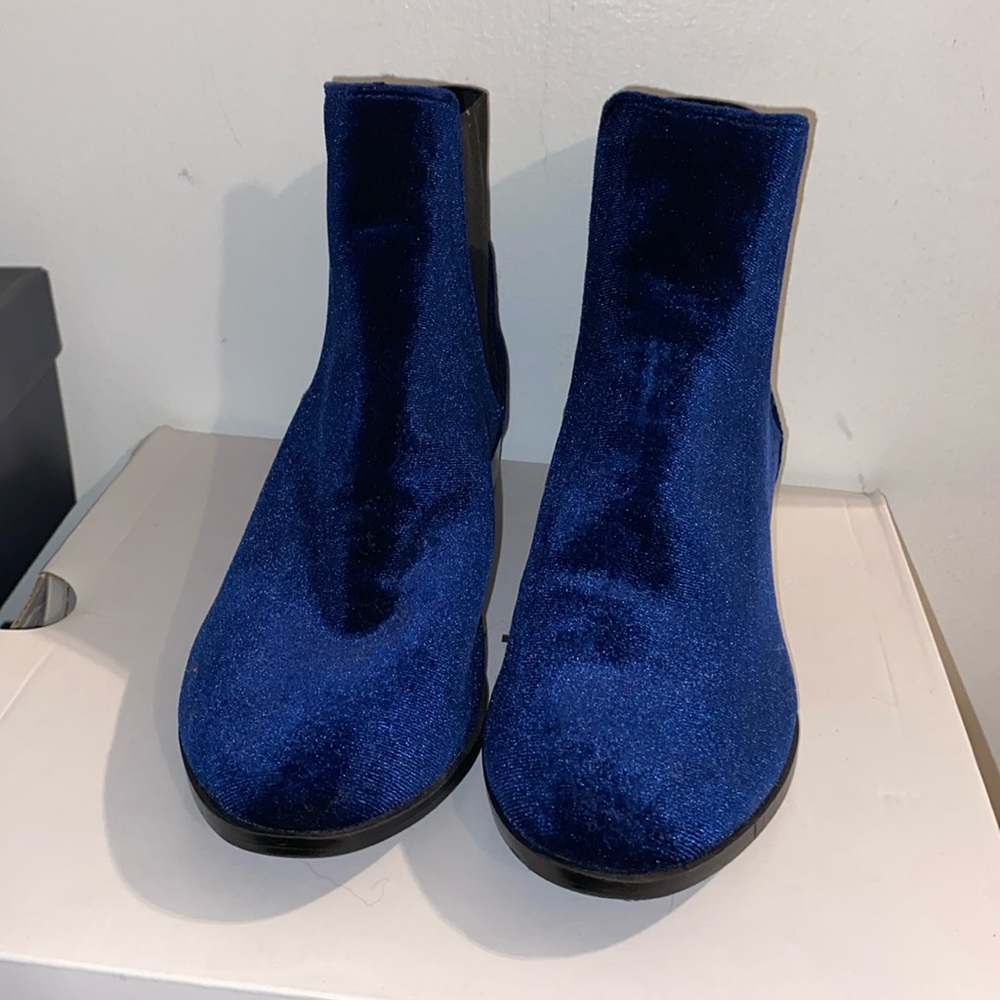 Suede navy blue ankle boots